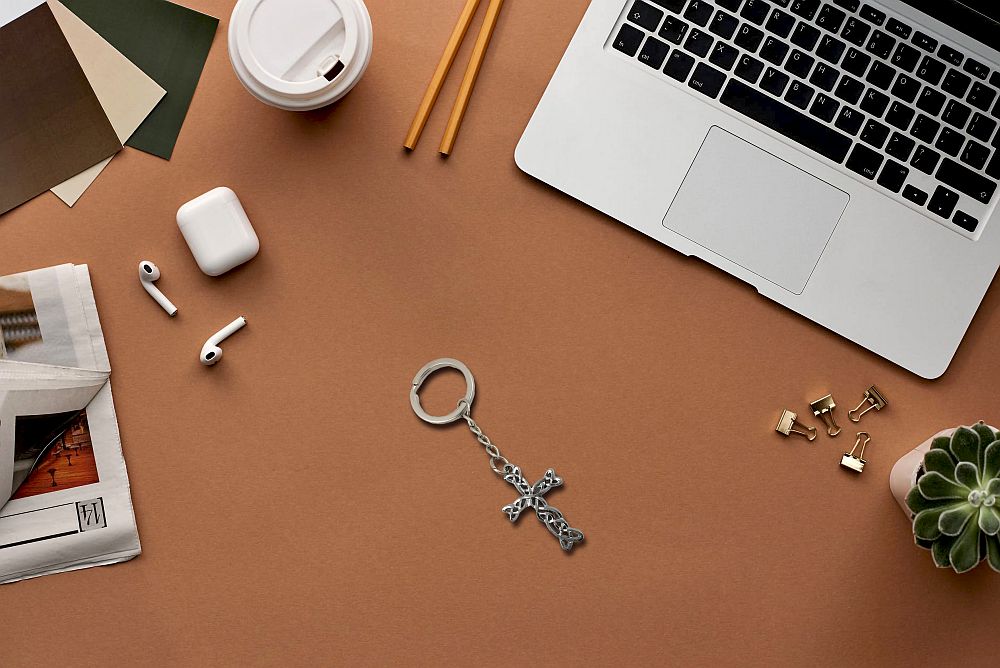 Delicate Intertwined metal cross key chain from Fashioncraft® - Image 4